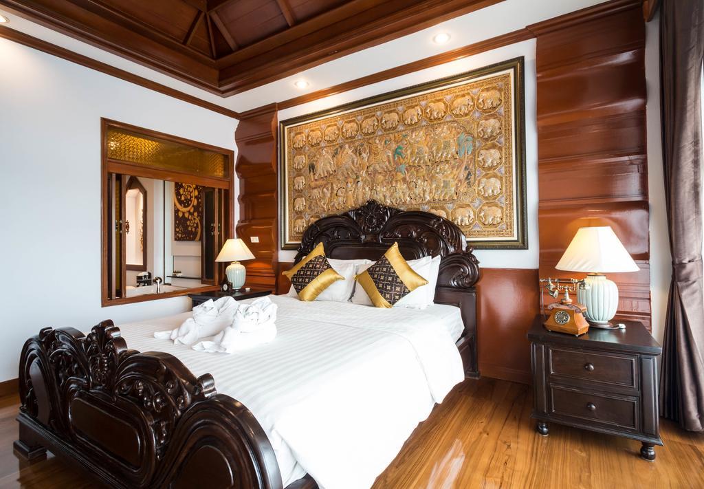 Zimmer mit Kingsize-Bett und Poolblick