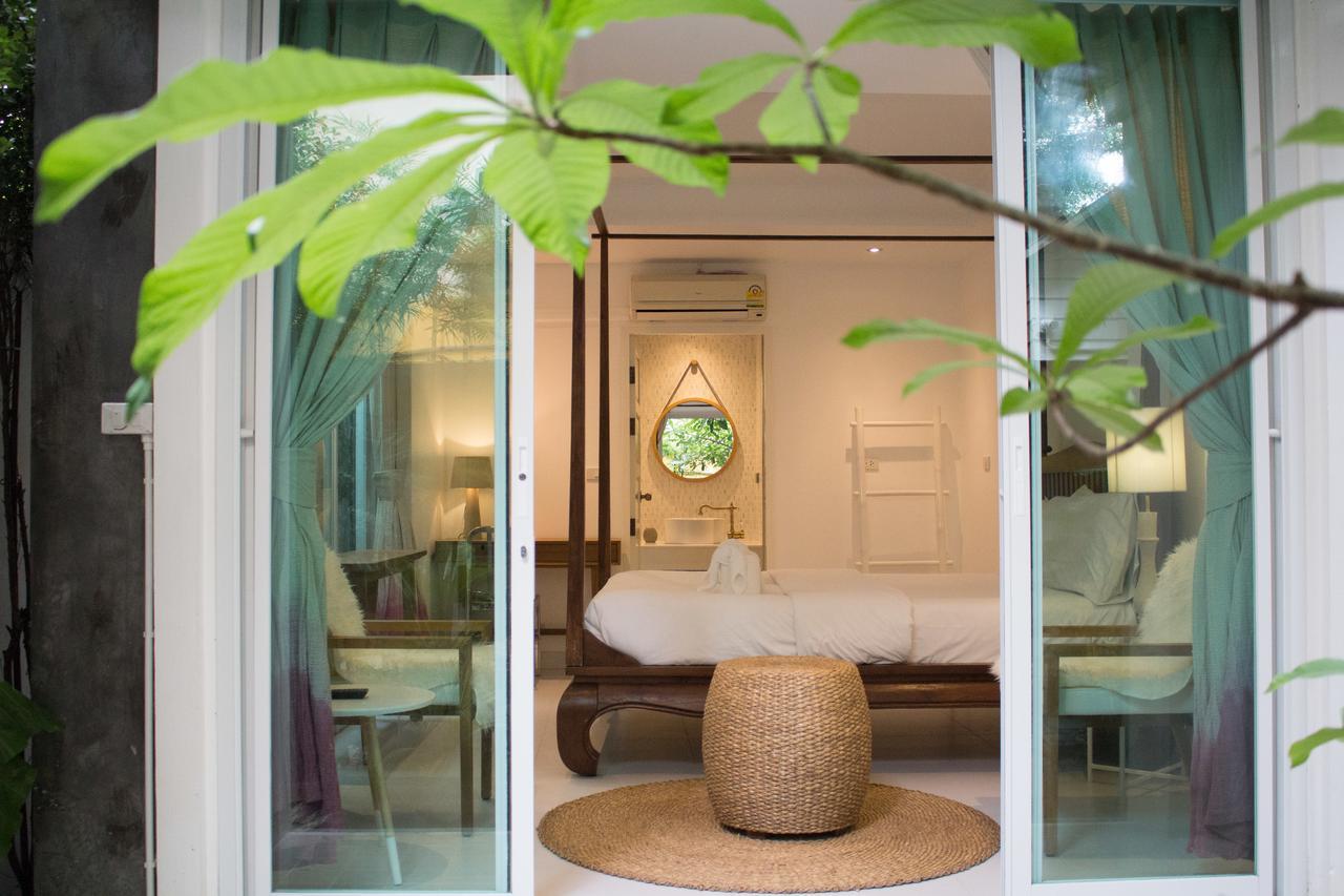 Habitación con cama grande y vistas al jardín