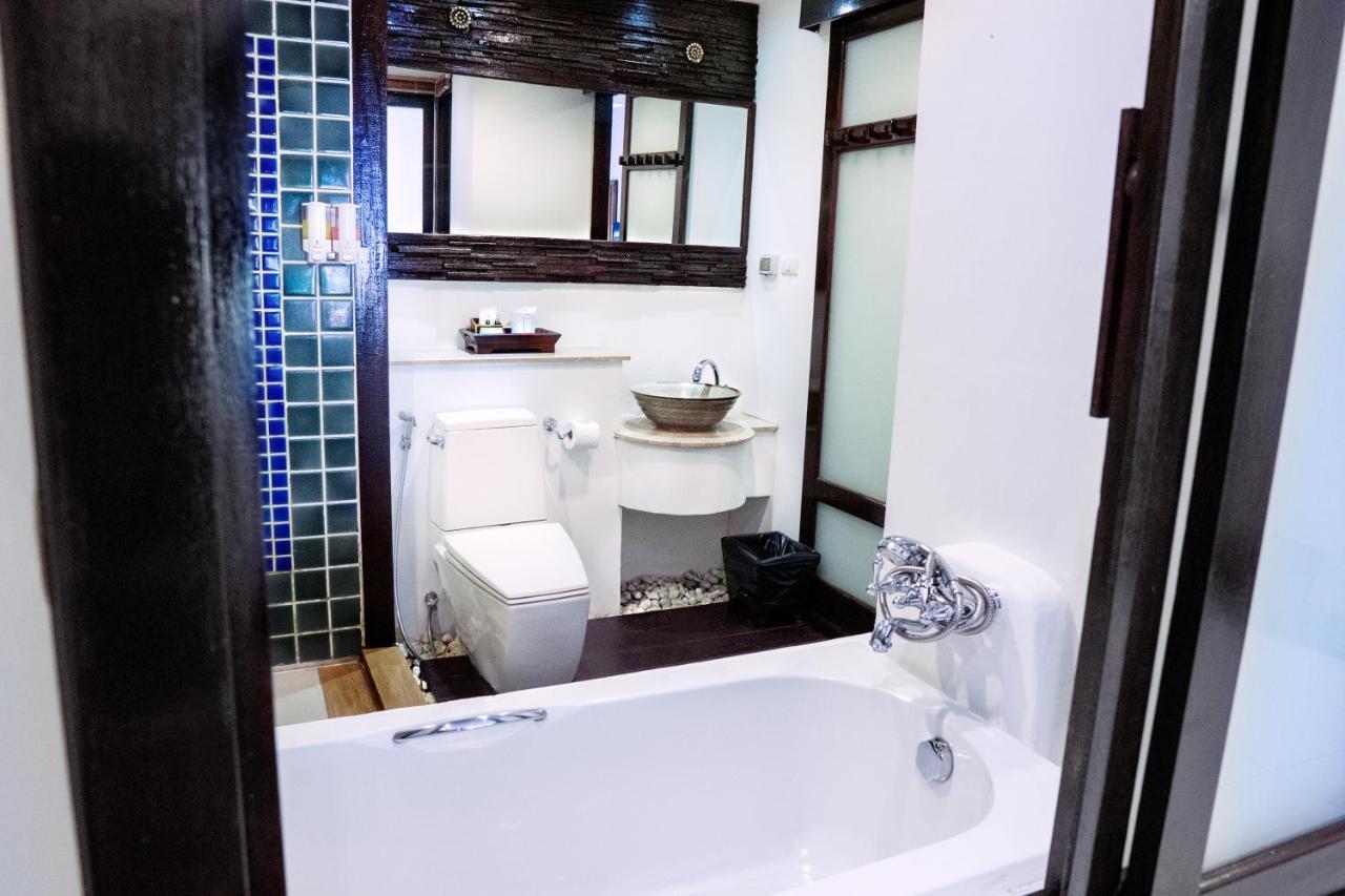 Executive Poolside Twin Room